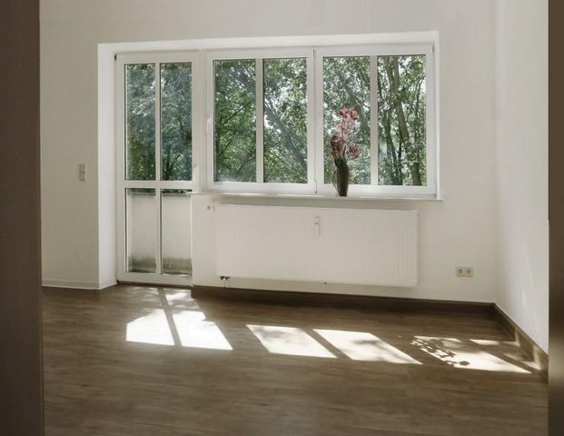 Individuell Wohnen im Bauhaus-Stil! Offene Küche // Großer Balkon // Grünes Umfeld! - Photo 1