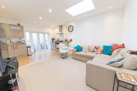 3 Bed Flat, Mile End Road, E1 - Photo 2