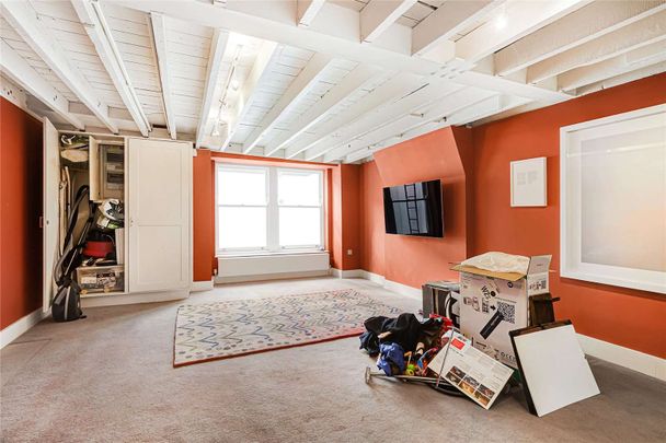 A classy four bedroom family home with excellent entertaining space. - Photo 1