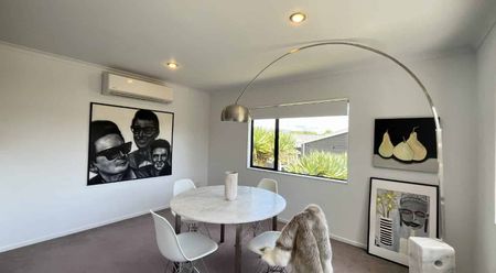 Modern Living in Westown, 4 bedroom, 2 bathroom - Photo 3