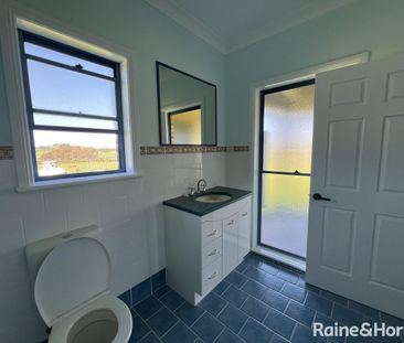 Elevated family home with panoramic views - Photo 6