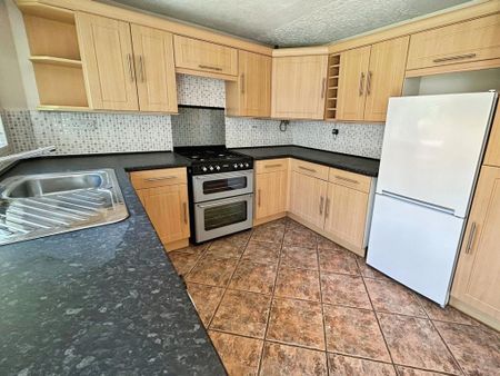 2 bedroom semi-detached house to rent - Photo 4