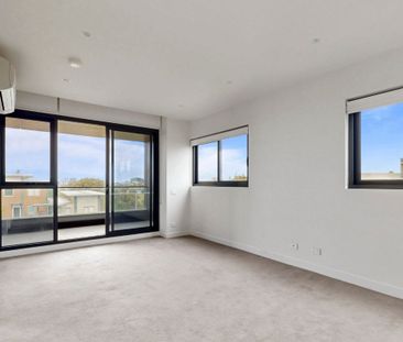 Modern Two-Bedroom Apartment with Private Balcony & Prime Location - Photo 2