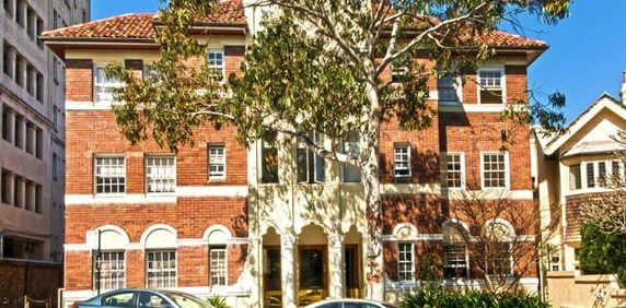 Classic Art Deco Apartment In Sought After Location - Photo 2