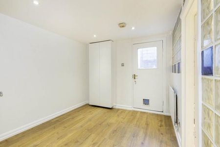 Rent includes gas electric & water - mins to tube and shops - Photo 5