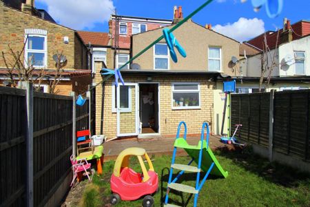 4 bedroom terraced house to rent - Photo 5