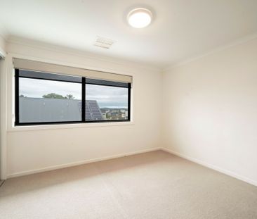Three Bedroom Townhouse With Own Garage - Photo 4