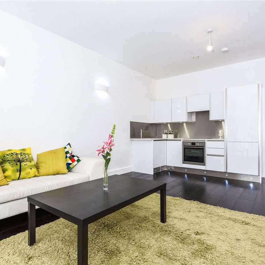 An individual two bedroom apartment to rent in this 'Georgian' building in the centre of Reading with secure parking. - Photo 1