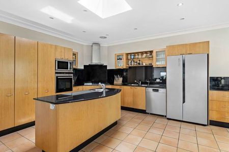 Stunning Family Residence with Breathtaking Harbour Views - Photo 2