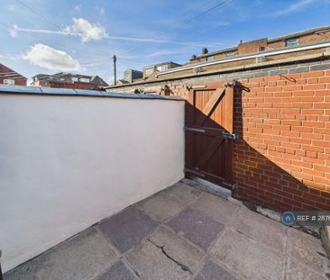 2 bedroom end of terrace house to rent - Photo 3