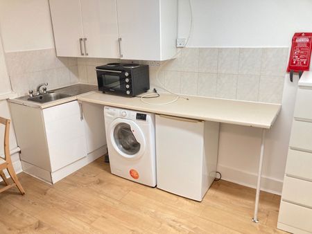 1 Bed Flat, Very Near West Cromwell Road Area, SW20 - Photo 5