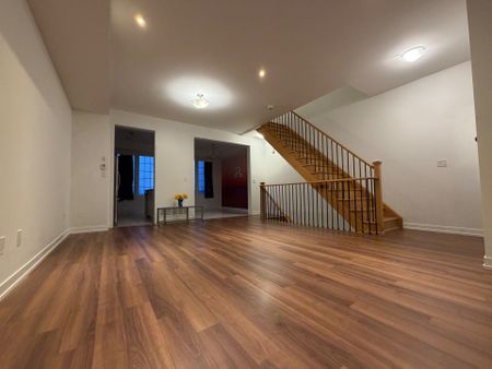 For Lease - 302 Clay Stones Street, Newmarket, Ontario - Photo 2