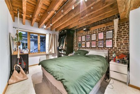 Savills offers this two bedrooms, two bathrooms warehouse conversion apartment in the popular Grade I listed Port East Apartments. The property located on the 3rd floor is offered furnished. - Photo 4