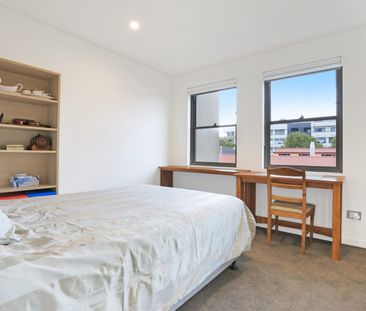 Modern Fully Furnished 2 bedroom Apartment - Photo 3