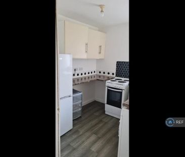 3 bedroom flat to rent - Photo 6