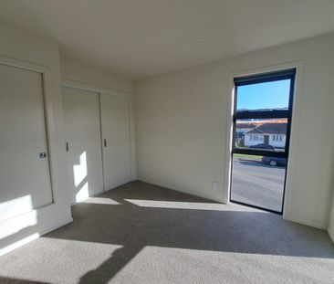 MODERN, SUNNY TOWNHOUSE IN PRIME LOCATION - Photo 1