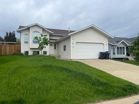 Beautiful 4 Bedroom House Located in Sylvan Lake! - Photo 4