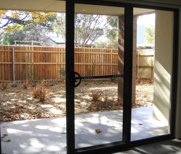 Cosy Ground Floor Lyneham Apartment - Photo 1