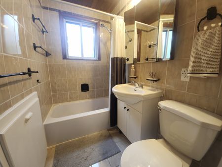 Logement lumineux de deux chambres, offert entièrement meublé avec services inclus! - Photo 5
