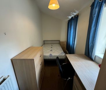 Queen Victoria Street, South Bank - P1076 - Photo 6