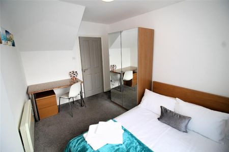 3 bedroom flat to rent - Photo 2