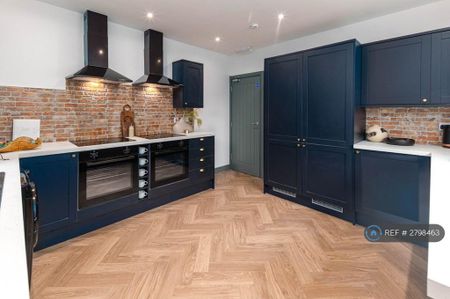 1 bedroom in a house share to rent - Photo 2