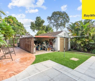 SPACIOUS FAMILY HOME IN A PRIME LIDCOMBE LOCATION - Photo 5