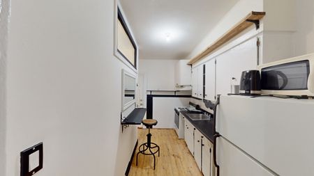 QUEEN ST W & OSSINGTON AVE - Photo 2