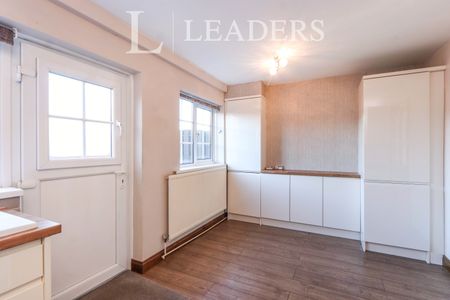 3 bedroom house to rent Normanton Spring Road, Sheffield, South Yorkshire, S13 - Photo 2