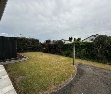 ENORMOUS FAMILY HOME IN TE ATATU - Photo 2