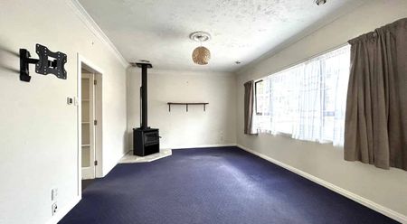 Spacious & Warm 3 Bedroom Family Home - Photo 3