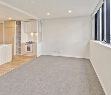 Generously Sized & Ultra Modern Apartment. - Photo 2