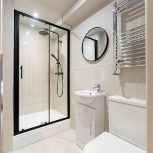 1 bedroom in a house share to rent - Photo 3