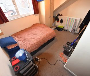 3 bedroom House in Carberry Place BED), Leeds - Photo 4