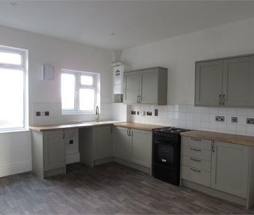 3 bedroom flat to rent - Photo 4
