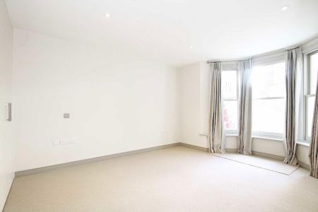 3 bedroom flat to rent - Photo 3