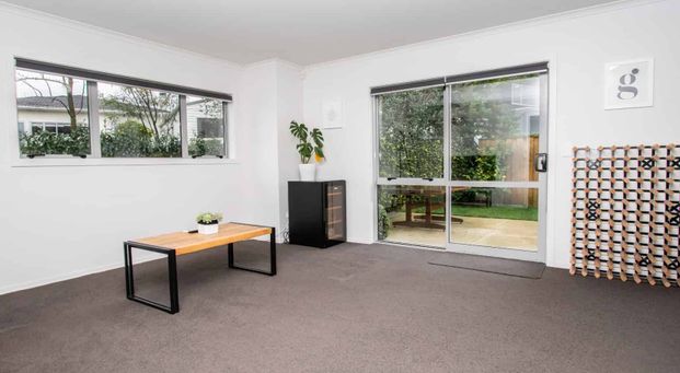 Modern four bedroom townhouse, close to river walks and CBD - Photo 1