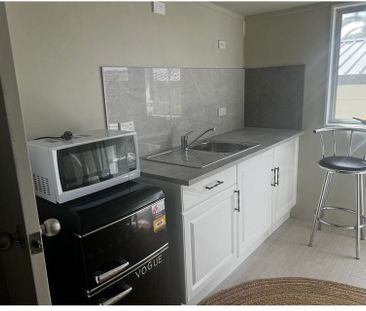 Charming 1BR Studio Unit in Glen Eden! - Photo 4