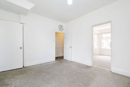 3 Bed Terraced House, St. Winefride's Avenue, E12 - Photo 4