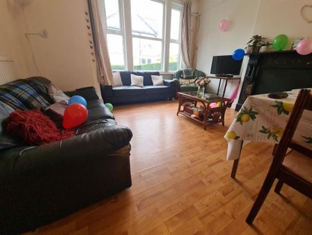 1 bedroom in a house share to rent - Photo 2