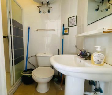Room in a shared 20-bedroom apartment for rent in Lisbon. - Photo 1