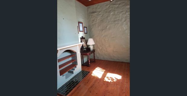 Studio sized rooms for rent in heritage Sandstone House on 2500sq metres - Photo 1