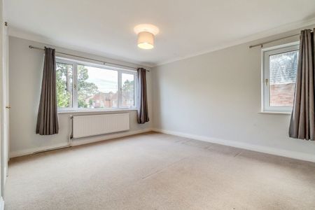 A 4 Bedroom House in Leckhampton GL53 7DB - Photo 4