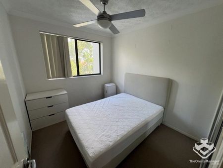 Modern 2 bedroom 2 bathroom unfurnished apartment in a beach complex in Burleigh Heads - Photo 3