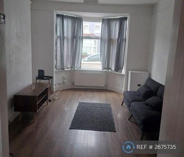 1 bedroom in a house share to rent - Photo 2