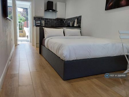 Studio to rent - Photo 5