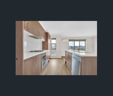 Charming Townhouse in the Heart of Craigieburn - Photo 3