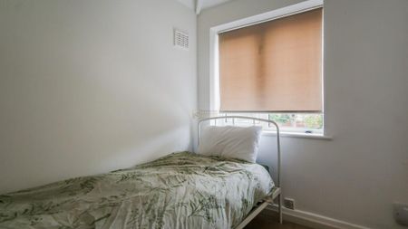 4 bedroom semi-detached house to rent - Photo 2
