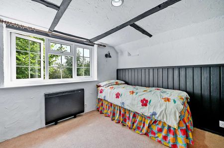 A pretty brick and flint character cottage located in the picturesque village of Radnage - Photo 4