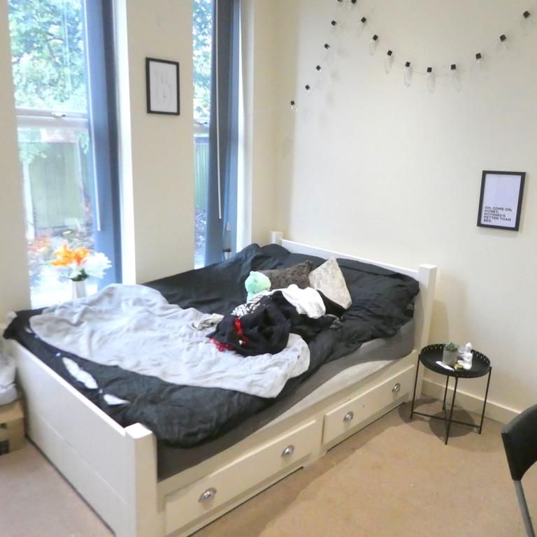 1 bedroom in a house share to rent - Photo 1